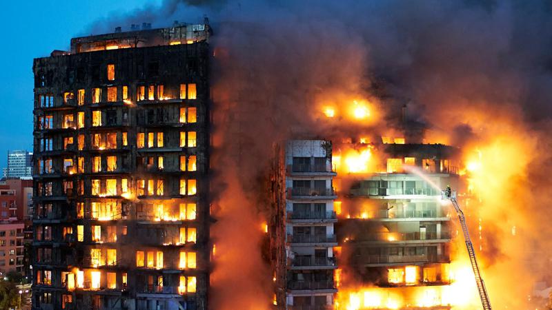 ხანძარი ვალენსიის 14-სართულიან საცხოვრებელ კორპუსში - დაიღუპა 4 ადამიანი, 15 კი დაკარგულად ითვლება: უმძიმესი კადრები ადგილიდან