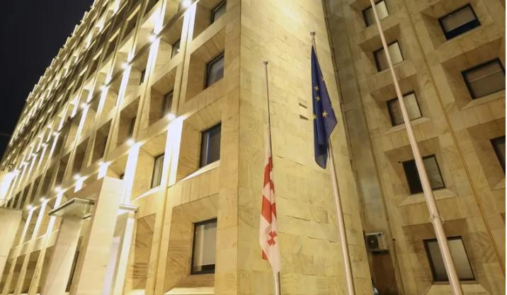 საბჭოთა ოკუპაციის დღესთან დაკავშირებით, ადმინისტრაციულ შენობებზე სახელმწიფო დროშები დაშვებულია