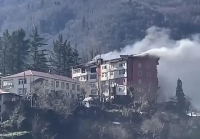 ქედის ცენტრში, 5- სართულიან საცხოვრებელ კორპუსში ხანძარია - რა ხდება ადგილზე?