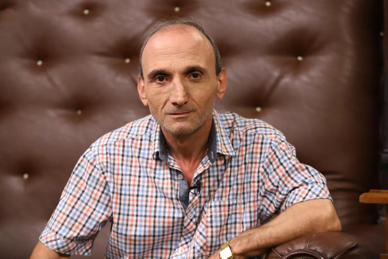 "დუქანში ვმუშაობ, ანაზღაურება არ მაქვს, თუ ვინმე რამეს მაჩუქებს "შაბაშის“ სახით, ეგ არის. არადა, ჩემი სიმღერებით ბევრმა ფული იშოვა" - როგორ ცხოვრობს ქართული ფანოღის მეფე მერაბ კაშია?