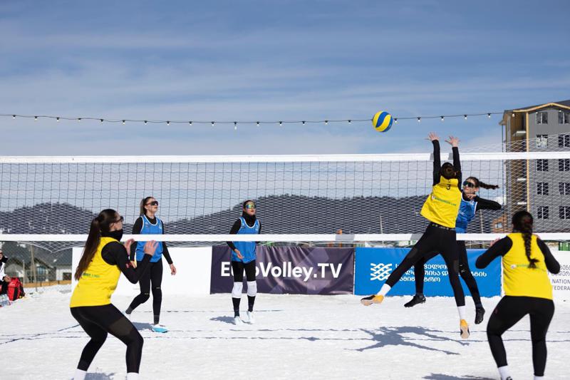 საქართველოში პირველი თოვლის ფრენბურთის ევროპის ჩემპიონატი იმართება - ცნობილია ნახევარფინალისტების ვინაობა (ფოტოები)