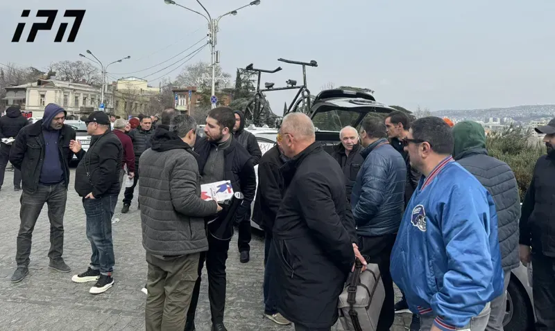 აპლიკაციით დასაქმებულმა ტაქსის მძღოლებმა რესპუბლიკის მოედანზე მორიგი აქცია გამართეს - მათი მოთხოვნები უცვლელია