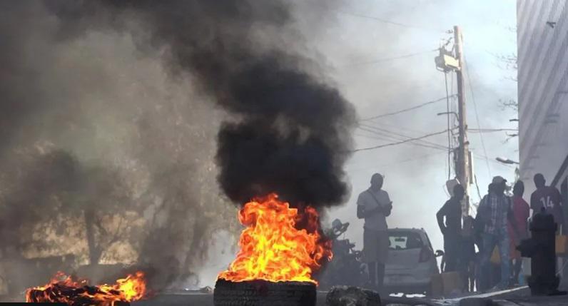 ჰაიტიში, ციხეებზე კრიმინალური დაჯგუფებების თავდასხმების შემდეგ დაწყებული არეულობა, გრძელდება - ბანდების ლიდერი, ყოფილი პოლიციელი, პრემიერის გადადგომას ითხოვს