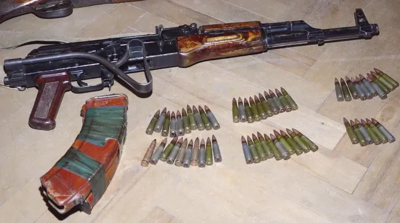 პოლიციამ თბილისსა და რეგიონებში უკანონო ცეცხლსასროლი იარაღი და საბრძოლო მასალა ამოიღო