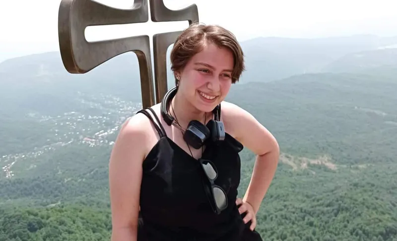 "უბედურება ტრიალებს ჩვენს უბანში, ნინი თითით საჩვენებელი ბავშვი იყო... როგორც ვიცით, დაშავებულები არიან მისი ძმა და რძალიც" - რას ჰყვებიან ავარიისას დაღუპულ მოსწავლეზე?