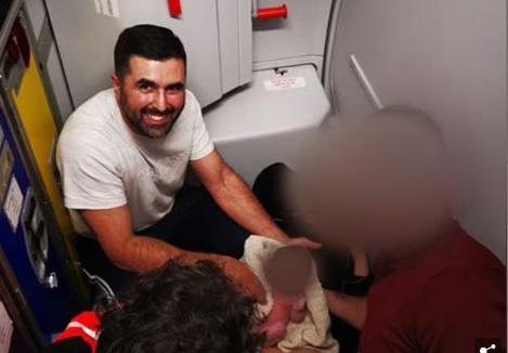 მშობიარობა თვითმფრინავის ბორტზე - 28 წლის ბრიტანელმა ექიმმა შეძლო ნაადრევი მშობიარობა ყოველგვარი სამედიცინო საშუალების გარეშე მიეღო