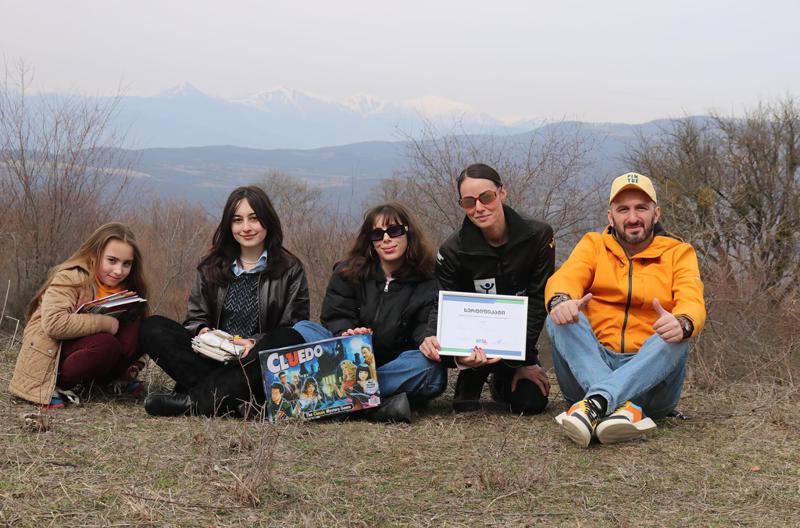 გიორგი კეკელიძემ დუშეთის მთიან სოფლებში "წიგნიერების გამავრცელებელი საზოგადოების" ელჩი წარადგინა და იქაურ ბავშვებს წიგნები და მაგიდის სათამაშოები ჩაუტანა