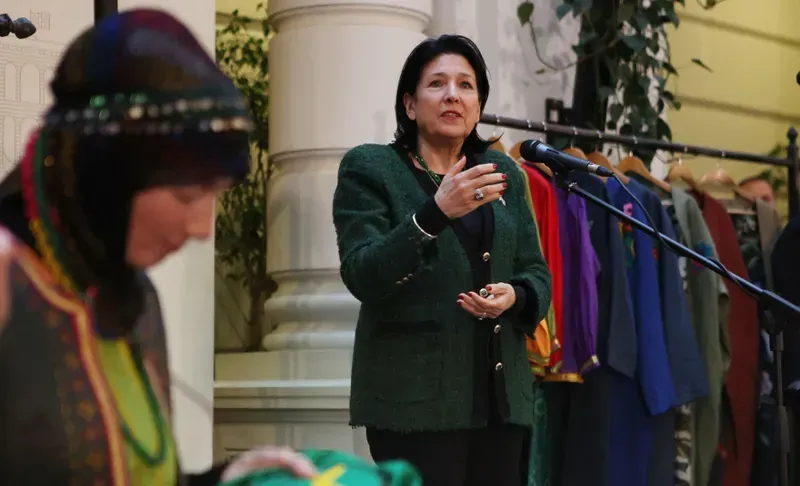 "ანსამბლი "ფესვები" გზიდან გააბრუნეს, თურმე პრეზიდენტის სასახლეში ნებადართული არ არის მოღვაწეობა... თუ არა კულტურული ბოლშევიზმი, არ ვიცი, ამას რას ჰქვია" - პრეზიდენტი