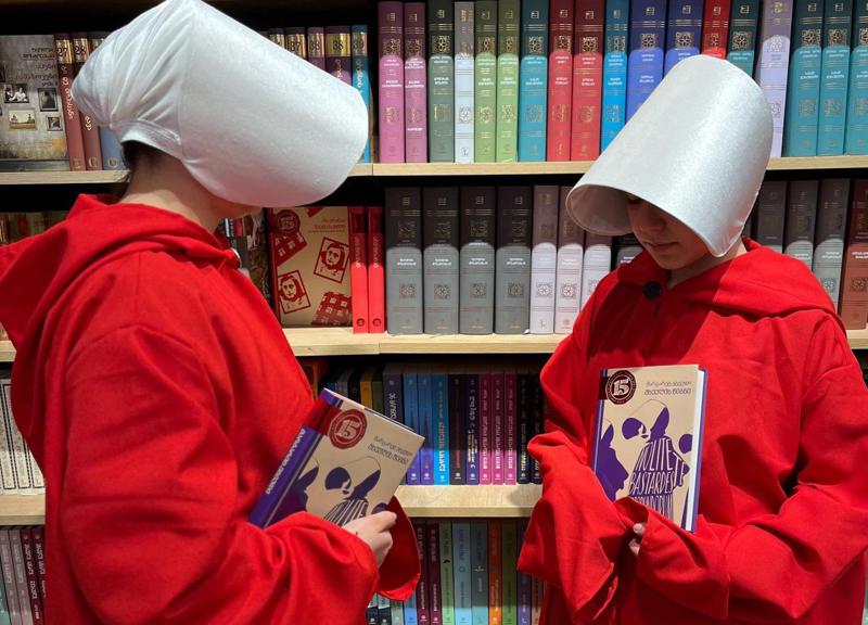 18 მარტს „ბიბლუსის“ ფილიალებში „მხევლის წიგნის“ პერსონაჟები გიმასპინძლებენ და წიგნებით დაგასაჩუქრებენ