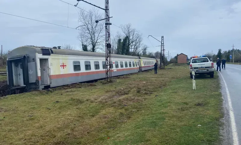 ოზურგეთიდან თბილისის მიმართულებით მოძრავი მატარებელი სოფელ ნატანებთან ლიანდაგიდან გადავიდა