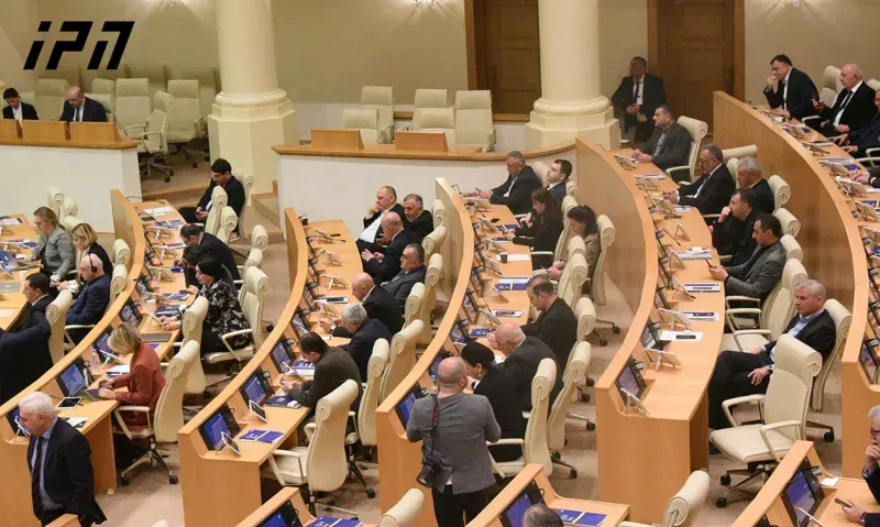 "ხმა ჩაიგდე შე, მოღალატე!" - სიტყვიერი დაპირისპირება პარლამენტში, სადაც შს მინისტრს უსმენენ