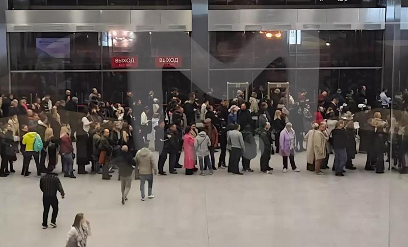 სამი შეიარაღებული პირი შევარდა და ცეცხლი გახსნა, ხალხმა ცოცვა დაიწყო და...  - რა ახალ ინფორმაციას ავრცელებს მოსკოვის ცენტრში მომხდარის შესახებ რუსული მედია