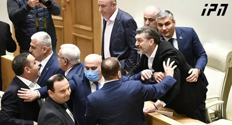 "უნდა გაგხიოს ცემით კაცმა, არაკაცო!" - დაპირისპირება პარლამენტში (ვიდეო)