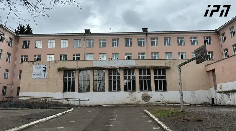 32-ე სკოლაში "წიწაკის სპრეის“ გაშვების ფაქტზე გამოძიება დაიწყო - დირექტორი და რამდენიმე პედაგოგი გამოკითხვაზე იმყოფებიან