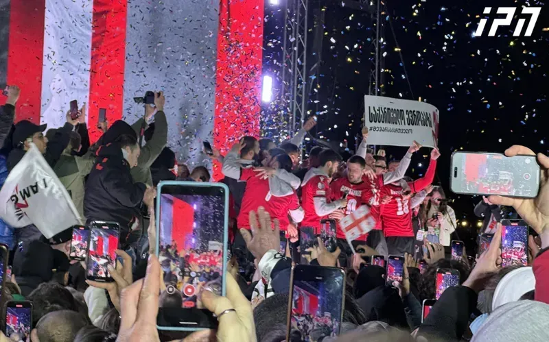 "აფხაზეთი საქართველოა! სამაჩაბლო საქართველოა" - ემოციური კადრები რესპუბლიკის მოედნიდან, სადაც ეროვნულ ზეიმს ფეხბურთელებიც შეუერთდნენ (ვიდეო)