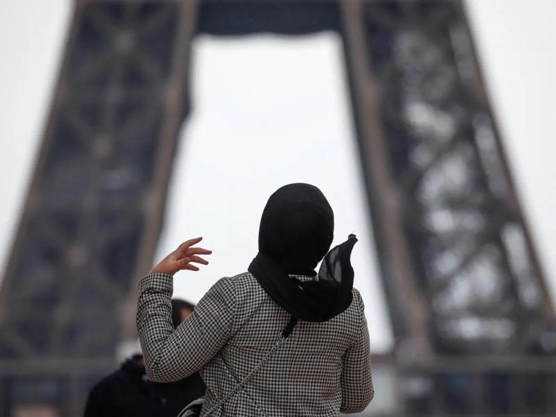 სკოლაში ჰიჯაბის გამო დაწყებული დაპირისპირება დიდ სკანდალად იქცა: დირექტორმა თანამდებობა დატოვა, მოსწავლეს კი ცრუ ბრალდებაში ადანაშაულებენ - რა მოხდა საფრანგეთში?