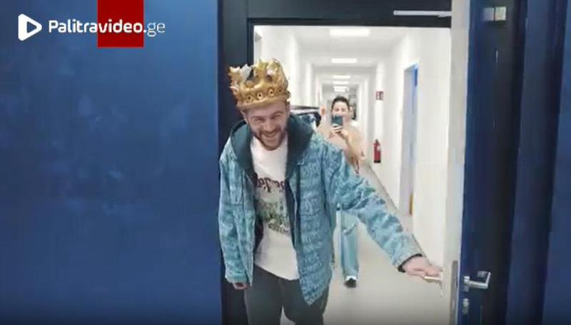 ბუდუს კიდევ ერთი პერფორმანსი გვირგვინით და საზეიმო დახვედრა "კარლსრუეში" (ვიდეო)