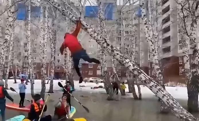 რუსეთის ქალაქი ომსკი დაიტბორა - რა ხდება ქალაქში?  - უჩვეულო ფოტო და ვიდეო კადრები