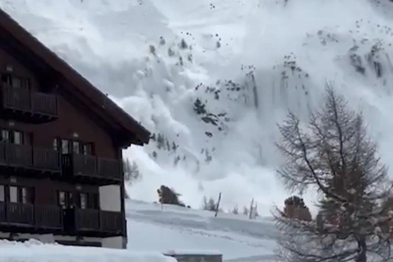 კადრებში აღბეჭდილი ტრაგიკული შემთხვევა: ზვავმა 15 წლის მოზარდი და კიდევ სამი ადამიანი მოიყოლა - რა მოხდა შვეიცარიის კურორტზე