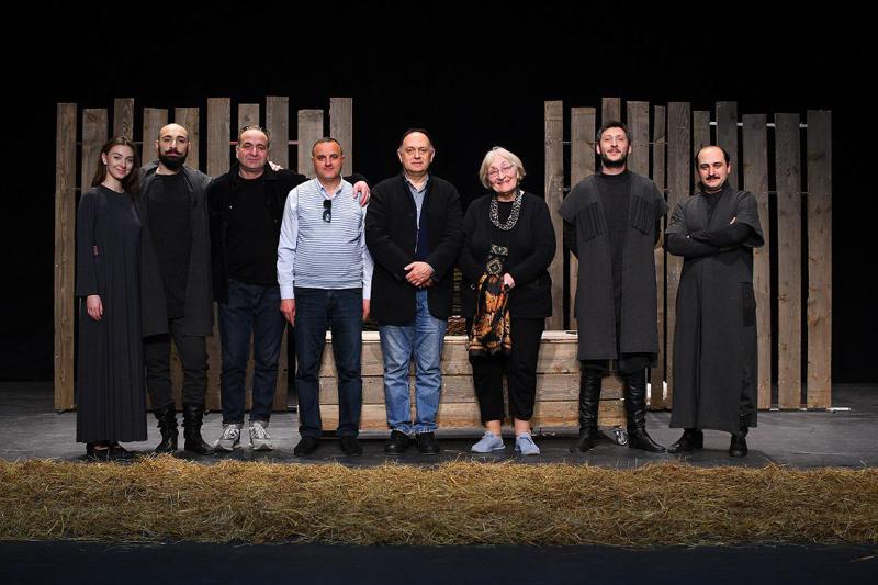 სოხუმის თეატრმა მესხეთის თეატრს უმასპინძლა - წარმოდგენილი იყო სპექტაკლი "გამზრდელი"