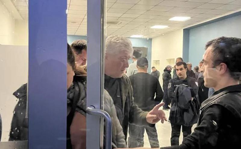 ბათუმის რეფერალურ საავადმყოფოში ხმაური იყო - შუახევში მოკლული ქალის ნათესავებმა მკვლელობაში ბრალდებული ქმრის პალატაში შეჭრა სცადეს