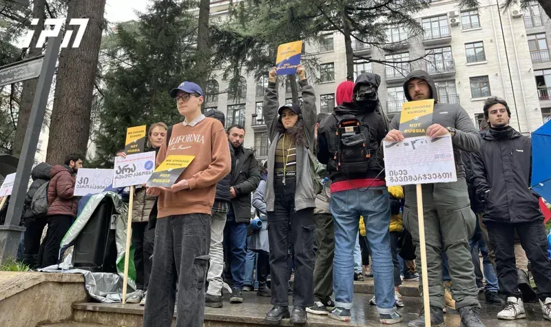 "არა რუსულ კანონს“, "თავისუფლება ლაზარეს!“ - სამოქალაქო აქტივისტებისა და სტუდენტების ნაწილი, ამ მოწოდებებით პარლამენტის უკანა შესასვლელთან აქციას მართავენ