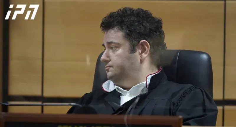 "სასამართლოში სიგარეტის მოწევა სასამართლოს უპატივცემლობაცაა და წესრიგის დარღვევაც - პირდაპირ გვაბოლებს კამერაში" - მოსამართლე ლაზარე გრიგორიადისს