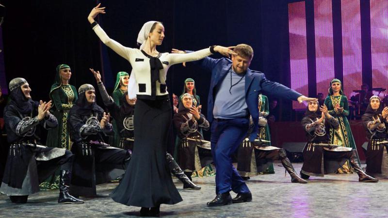 არც ნელა, არც სწრაფად! მხოლოდ რამზან კადიროვის ტემპში? - ჩეჩნეთის რესპუბლიკამ ძალიან სწრაფი და ძალიან ნელი საცეკვაო მუსიკა აკრძალა