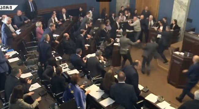 ცემა-ტყეპა პარლამენტში - ალეკო ელისაშვილი მამუკა მდინარაძეს ფიზიკურად გაუსწორდა