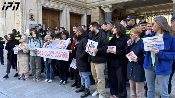 "უცხოური გავლენის გამჭვირვალობის შესახებ“ კანონპროექტის განხილვა აქციის ფონზე დაიწყო - რა დება პარლამენტთან? (live)