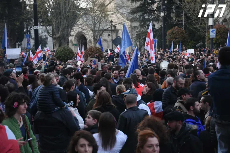 პარლამენტთან "უცხოური გავლენის გამჭვირვალობის შესახებ“ კანონპროექტის განხილვის პარალელურად დილიდან საპროტესტო აქცია გაიმართება