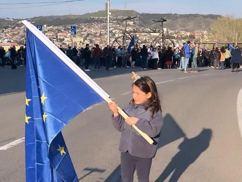 "რაც გააკეთეს, პოლიტიკური ჰარაკირია... შეხედეთ, კაცი არ დარჩათ, ვინც მათ პოზიციას დაიცავს" - ექსპერტი პარლამენტში ე.წ. აგენტების კანონპროექტის დაბრუნებაზე