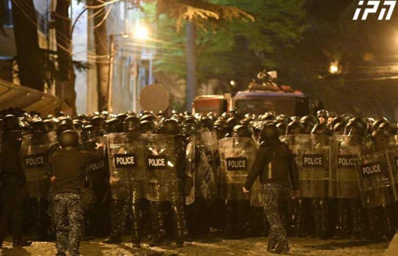 რუსთაველის გამზირზე წყლის ჭავლის მანქანა და სპეცრაზმია მობილიზებული