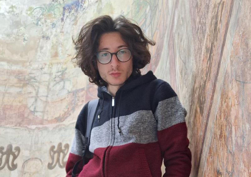 ბიჭი, რომელიც ძველი ქართული დამწერლობების პოპულარიზაციას ცდილობს