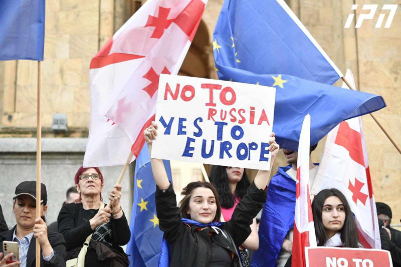 პარლამენტის უკანა შესასვლელთან საპროტესტო აქცია მიმდინარეობს - რა ხდება ადგილზე?