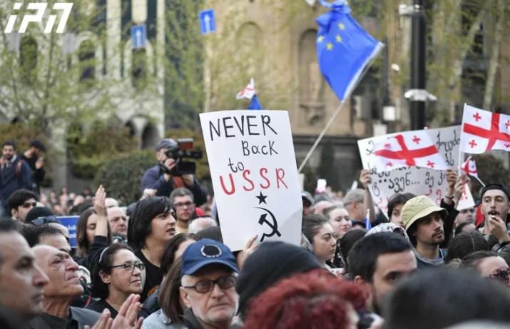 პარლამენტთან "უცხოური გავლენის გამჭვირვალობის შესახებ“ კანონპროექტის საწინააღმდეგო აქცია 12:00 საათიდან განახლდება