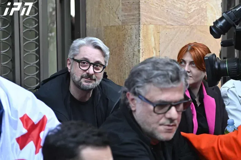 "აქ ვიდგებით, რადგან თუ სამშობლოს ღალატის შესახებ კანონს მიიღებენ, უნდა გამოვიდნენ და დაგველაპარაკონ" - ნიკა გვარამია