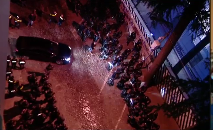 რა ხდებოდა პარლამენტთან, როცა "ოცნების" დეპუტატები საკანონმდებლო ორგანოს ტოვებდნენ (კადრები ადგილიდან)