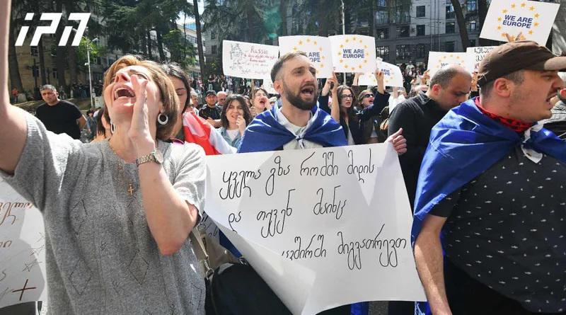 "ვიბრძოლებთ ბოლომდე“, "რუსებო“, "მონებო“ - აქციის მონაწილეები უცხოური გამჭვირვალობის შესახებ“ კანონპროექტის პირველი მოსმენით მიღებას აპროტესტებენ