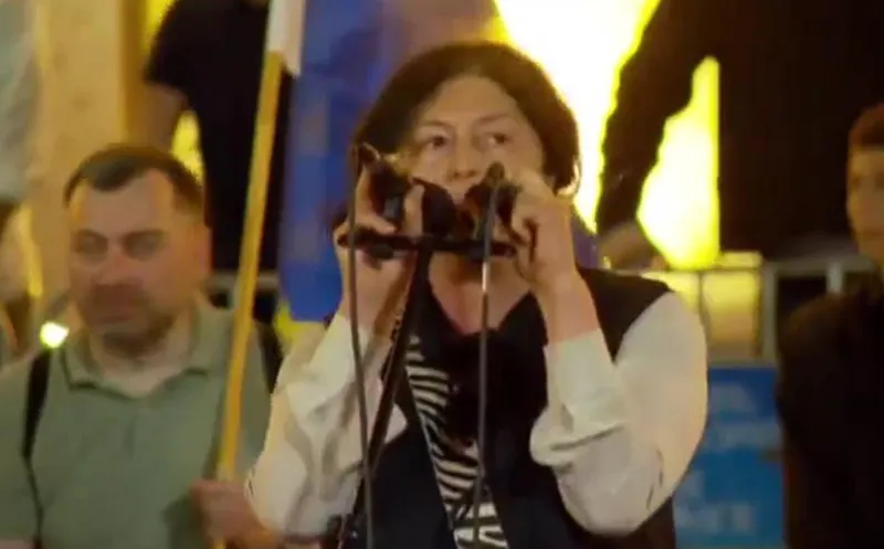 "გულწრფელად ვთხოვ ბიძინა ივანიშვილს, გაიწვიეთ ეს კანონი, რათა არ გაიხლიჩოს ქართველი საზოგადოება" - რუსუდან ფეტვიაშვილის მიმართვა აქციიდან