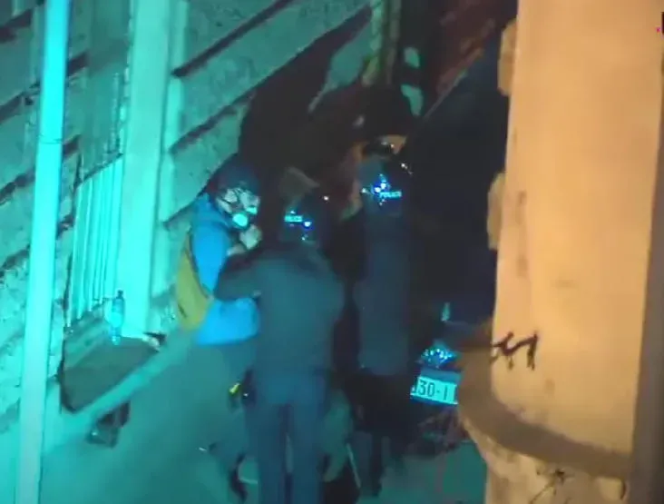 "პუბლიკას“ და "ტაბულას" ინფორმაციით, პარლამენტთან აქციაზე სამართალდამცველებმა მათი ჟურნალისტები სცემეს