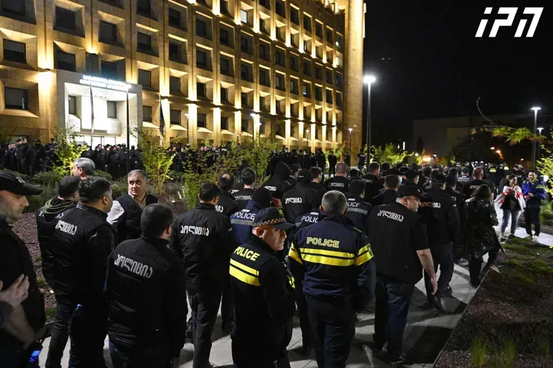 "რად გინდოდა ბიჭო დანა" - დაძაბულობა მთავრობის კანცელარიასთან: არიან დაკავებულები