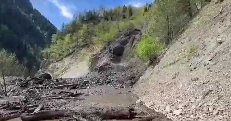 "მივდიოდით, ორმა მანქანამ გაასწრო და შემდეგ დავინახეთ, მეწყერი მოდიოდა" - კადრები სვანეთიდან: რას ამბობს თვითმხილველი?