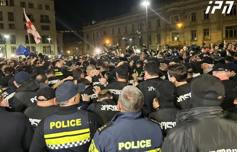 აქციის მონაწილეები "იმედისა" და "პოსტვ"-ის ჟურნალისტებს მთავრობის ადმინისტრაციის ტერიტორიის დატოვებისკენ მოუწოდებენ