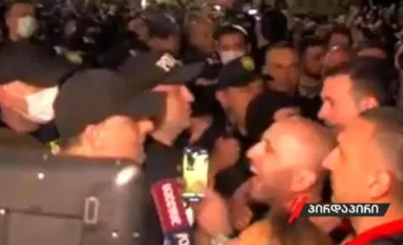"მამუკა მდინარაძეს არ ჩამორჩებით!" - დაპირისპირება ლევან ხაბეიშვილსა და პოლიციელს შორის