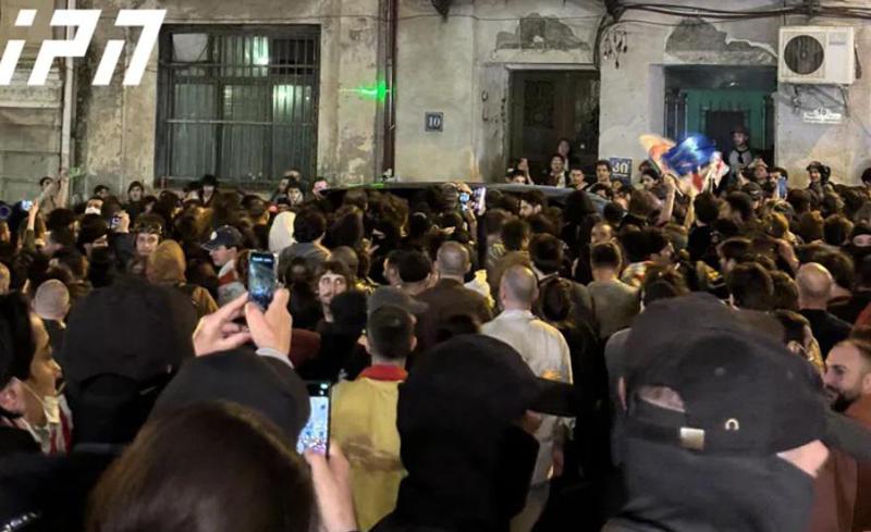 აქციის მონაწილეებმა ალყაში მოაქციეს ჯიპი, რომელიც მათი აზრით, სამთავრობო ავტომანქანა იყო - რა მოხდა ინგოროყვას ქუჩაზე?