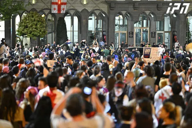 პარლამენტთან, სადაც "უცხოური გავლენის გამჭვირვალობის შესახებ“ კანონპროექტის წინააღმდეგ აქცია მიმდინარეობს, გზა გადაიკეტა