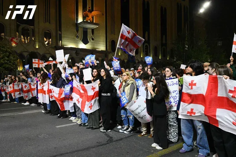 “არა რუსულ კანონს, კი ევროპას”, ”არა ოფშორულ კანონს” - აქციის მონაწილეები სკანდირებენ და  მსვლელობით უზენაესი სასამართლოსკენ მიემართებიან
