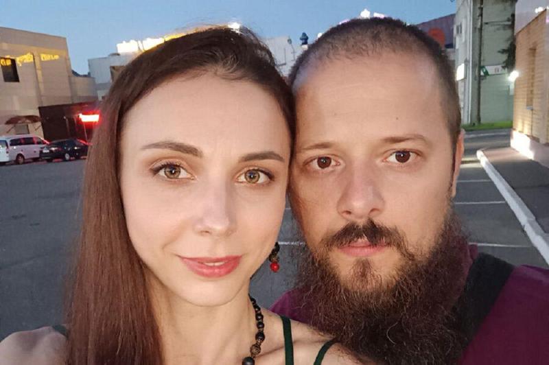 რუსმა პოლიტიკოსმა ცოლი მოკლა, დანაშაულის შესახებ კი სოციალურ ქსელში დაწერა - სასტიკი მკვლელობა წყვილის ერთი წლის შვილის თვალწინ მოხდა: რას წერს მედია მომხდარზე