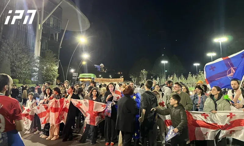 “უცხოური გავლენის გამჭვირვალობის შესახებ“ კანონპროექტის საწინააღმდეგო აქციის მონაწილეებმა იუსტიციის სახლთან გზის სავალი ნაწილი გადაკეტეს